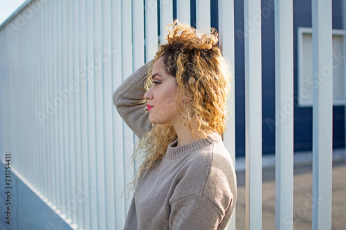 retrato de chica joven con una valla