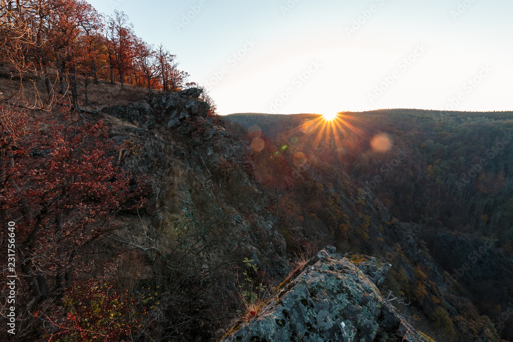 Naklejka premium Harzer Hexenstieg im Bodetal bei Sonnenschein