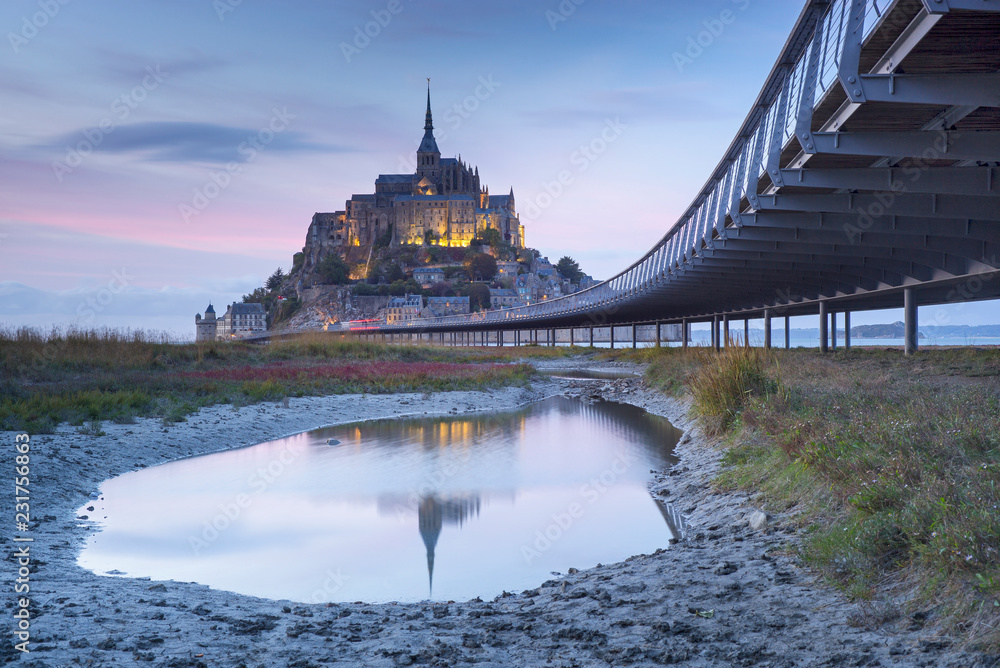 Fototapeta premium reflections of castle in twilight time in France