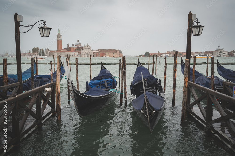 Veneziansche Gondeln beim Markusplatz bei Hochwasser (acqua alta)