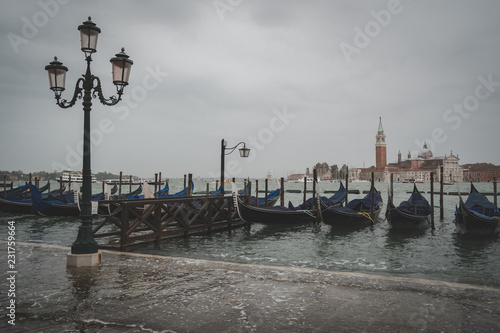 Veneziansche Gondeln beim Markusplatz bei Hochwasser (acqua alta)