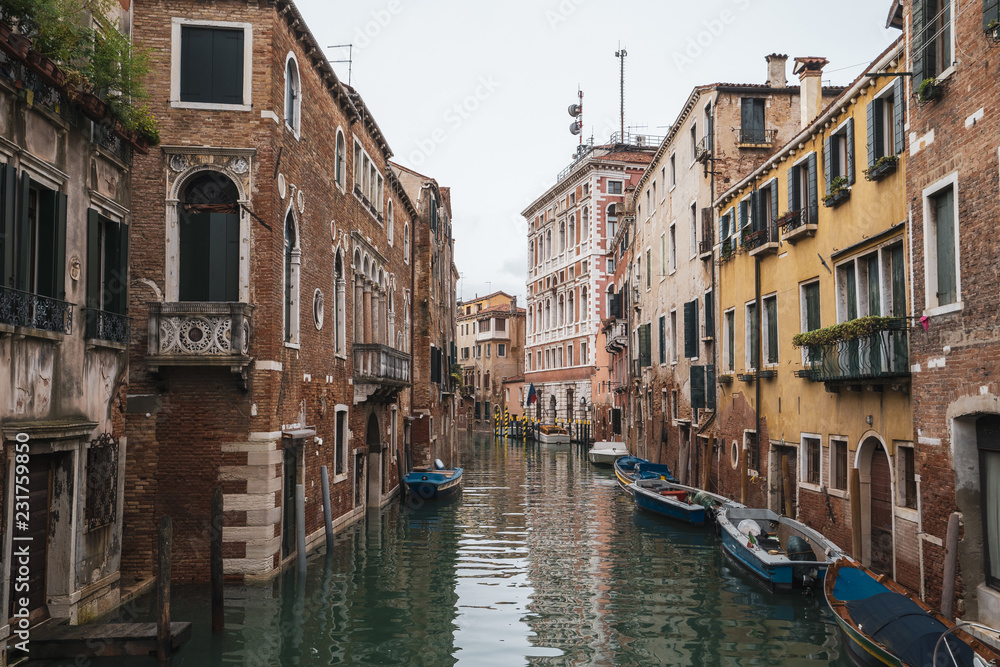 Kanal und Häuser in Venedig von Brücke San Polo aus gesehen