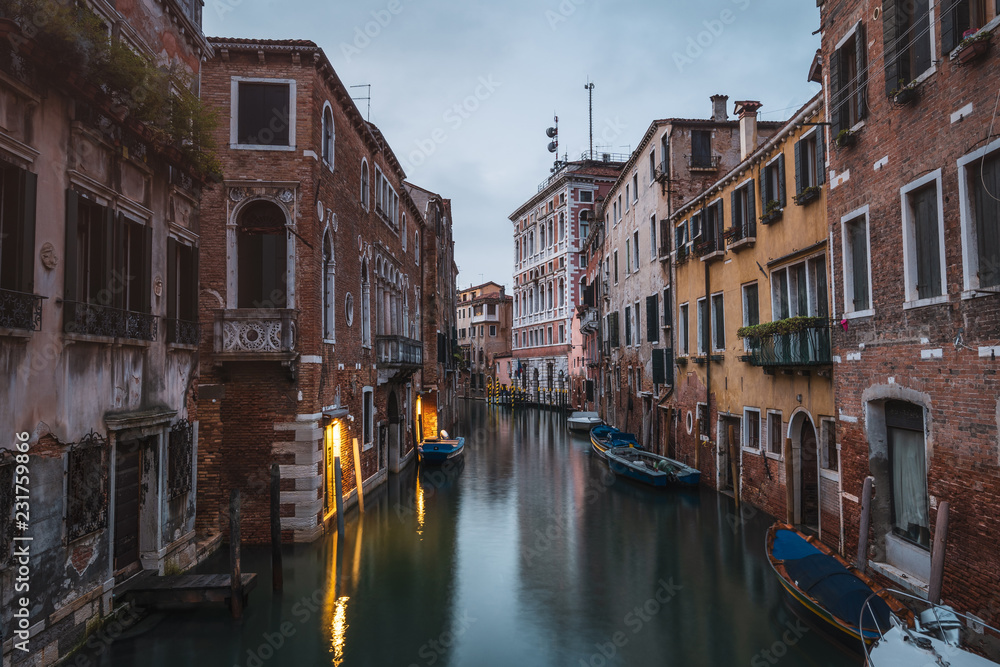 Kanal und Häuser in Venedig von Brücke San Polo aus gesehen bei Dämmerung