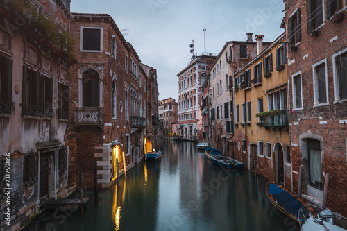 Kanal und Häuser in Venedig von Brücke San Polo aus gesehen bei Dämmerung