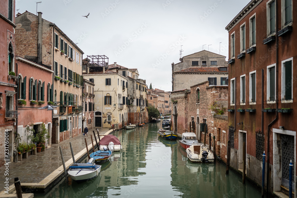 Kanal mit Häusern in Venedig