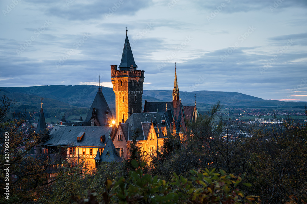 Schloss Wernigerode - das Wahrzeichen im Abendlicht mit Beleuchtung