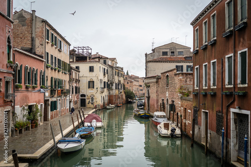 Kanal mit H  usern in Venedig