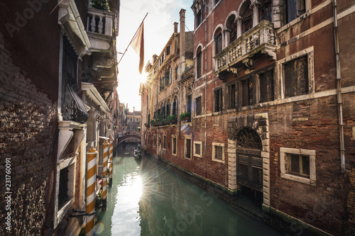 Kanal in Venedig mit Häusern und untergehender Sonne