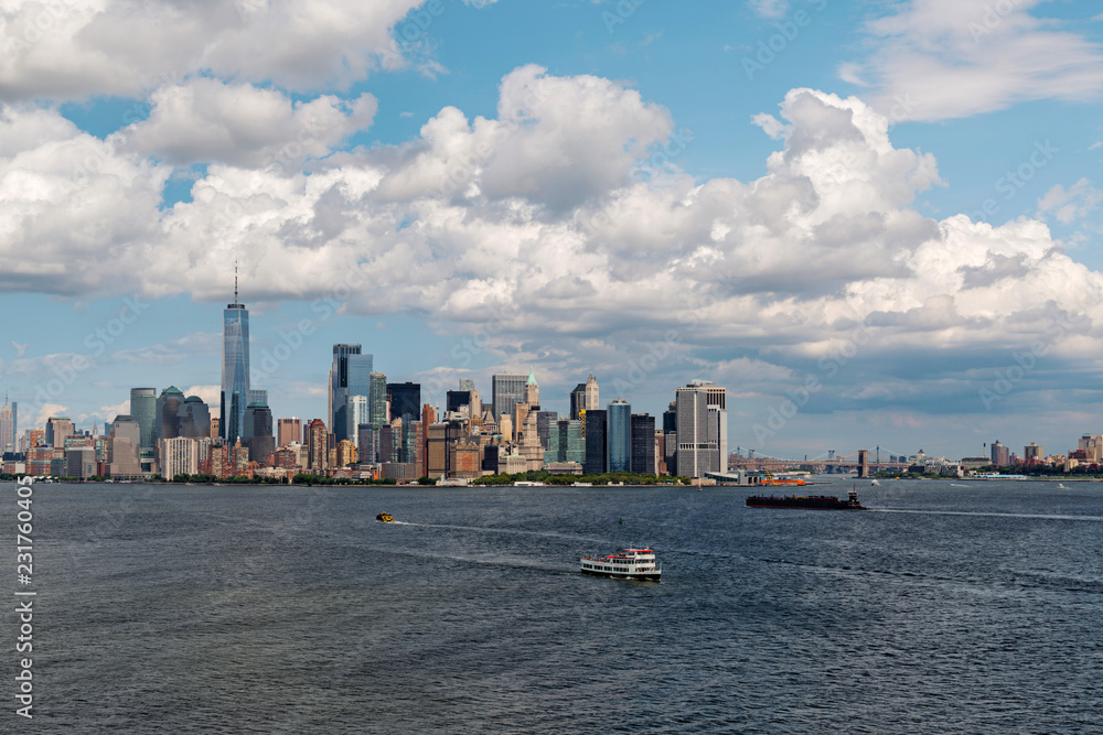 Fototapeta premium Nowy Jork / Usa - 22 sierpnia 2018: Wieżowce i budynki na Dolnym Manhattanie widok ze Statuy Wolności