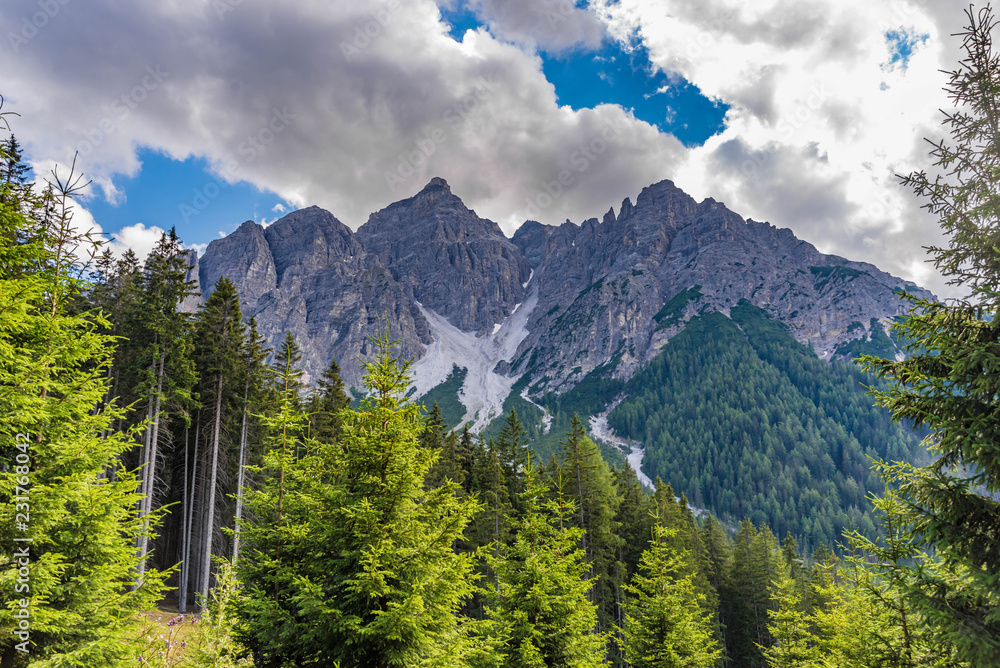 Blick auf Serles StockFoto Adobe Stock