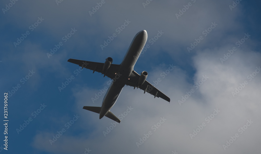 Obraz premium Silhouette of a plane taking off against the blue sky