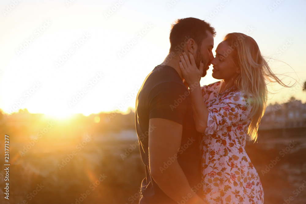 Fototapeta premium Love couple on rocks with sea view and sunset 
