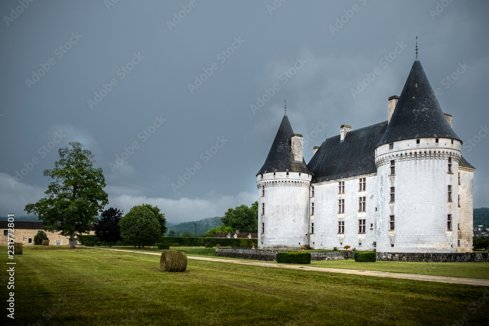 Ciel d'orage sur un château