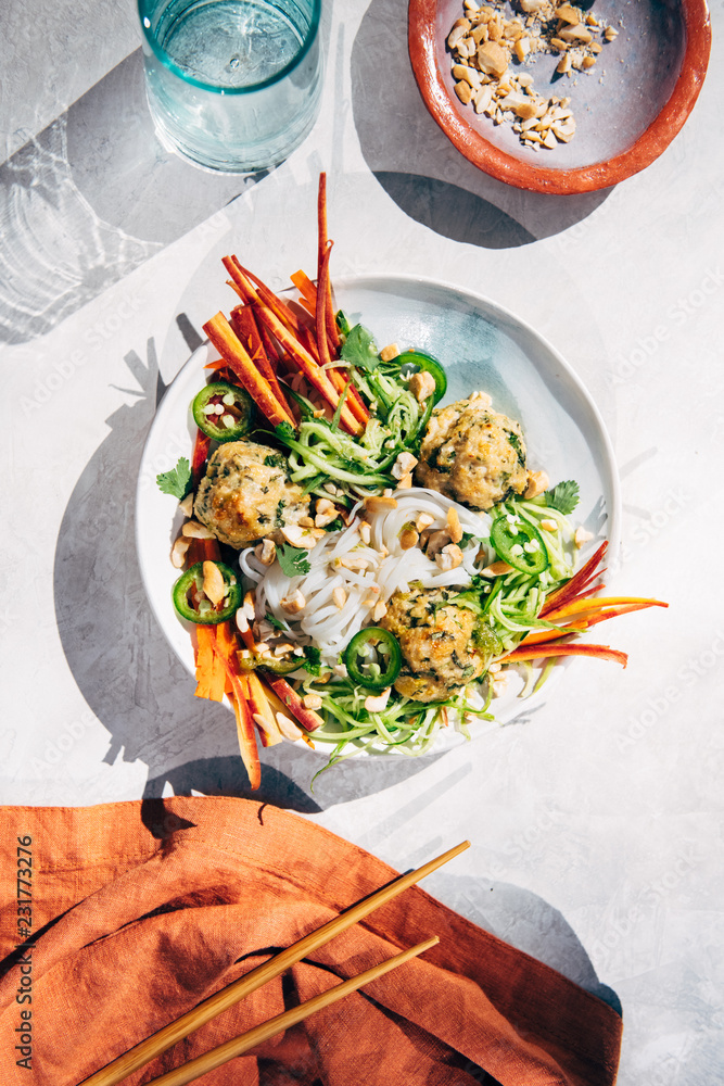 Thai chicken meatballs, rice noodles and vegetables StockFoto Adobe