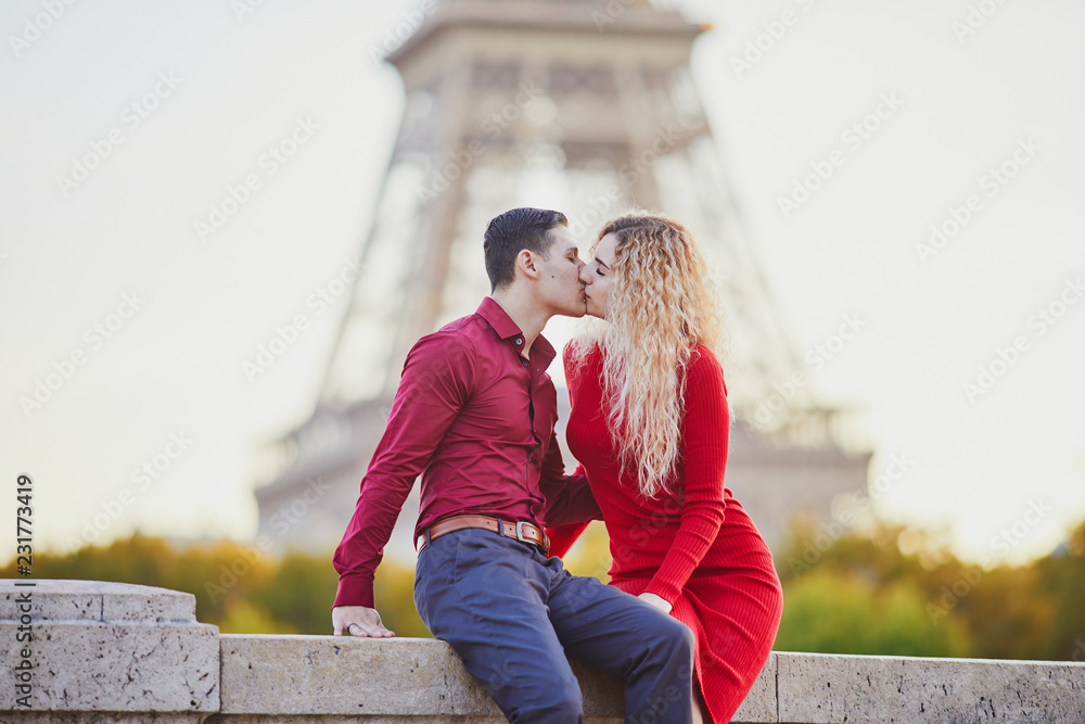 Fototapeta premium Romantic couple in love near the Eiffel tower