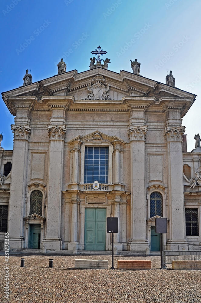 Italy, Mantua, Saint Peter apostle cathedral in Sordello square.