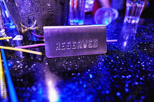 Photo Reserved sign on a table at night club