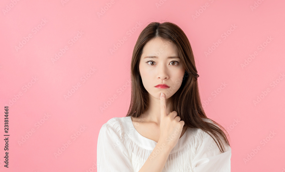 考える女性 考える女性