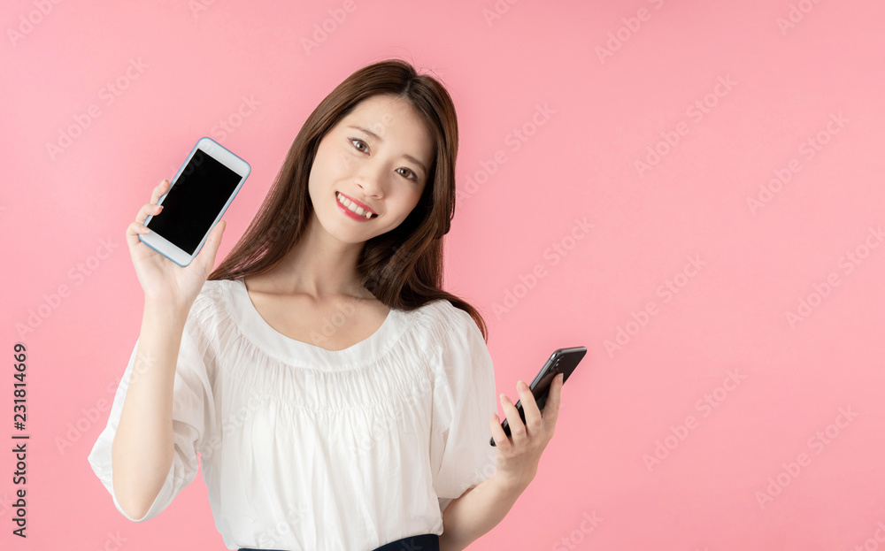 スマホを比べる女性 スマホを比べる女性