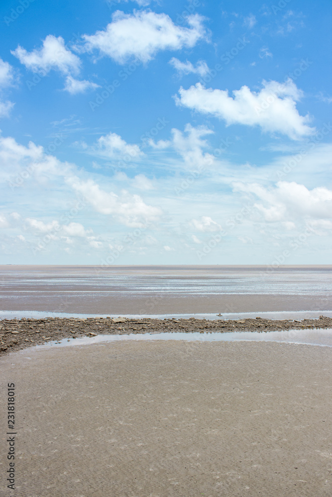 Obraz premium seaside and blue sky background