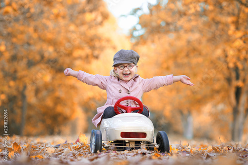 Freude im Herbst draussen photo