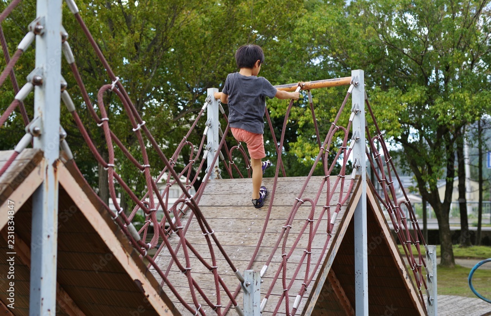 公園の遊具に登るキッズ 公園の遊具に登るキッズ