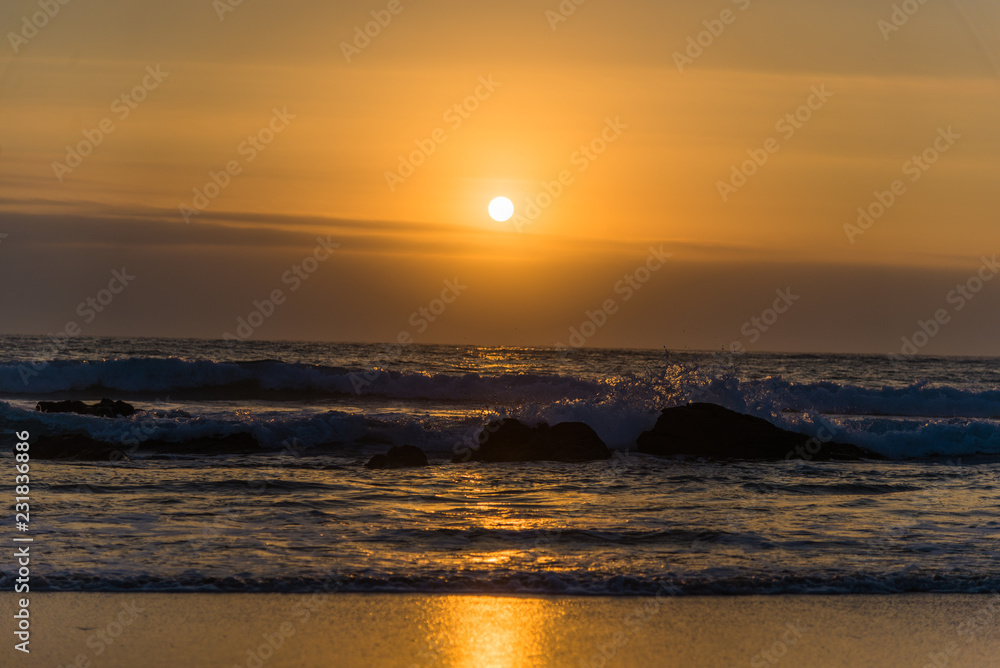 Fototapeta premium Idyllischer Sonnenuntergang am Meer