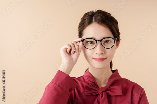 眼鏡をかける女性