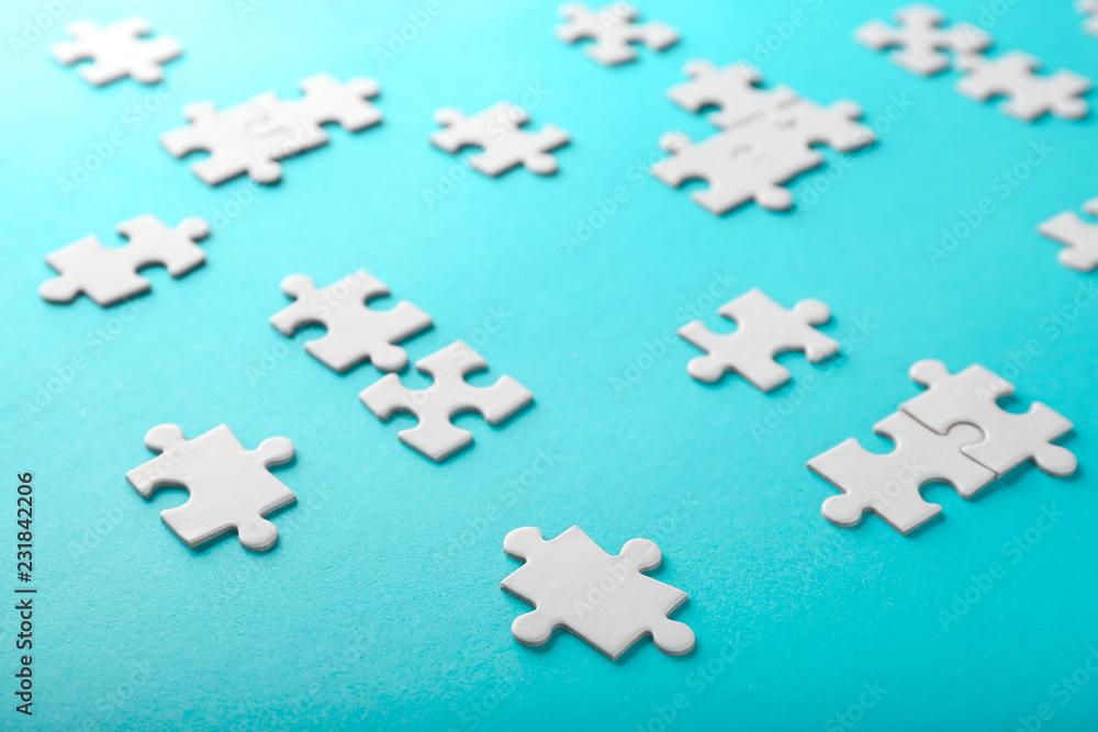 Obraz premium Pieces of jigsaw puzzle on color background
