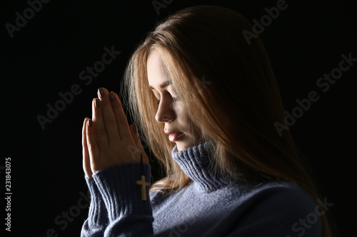 Young woman praying with wo...
