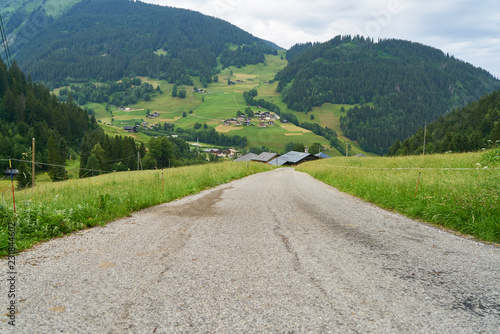 Leere Landstraße in den französischen Alpen