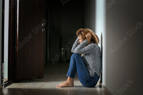 Fototapeta Woman having panic attack indoors