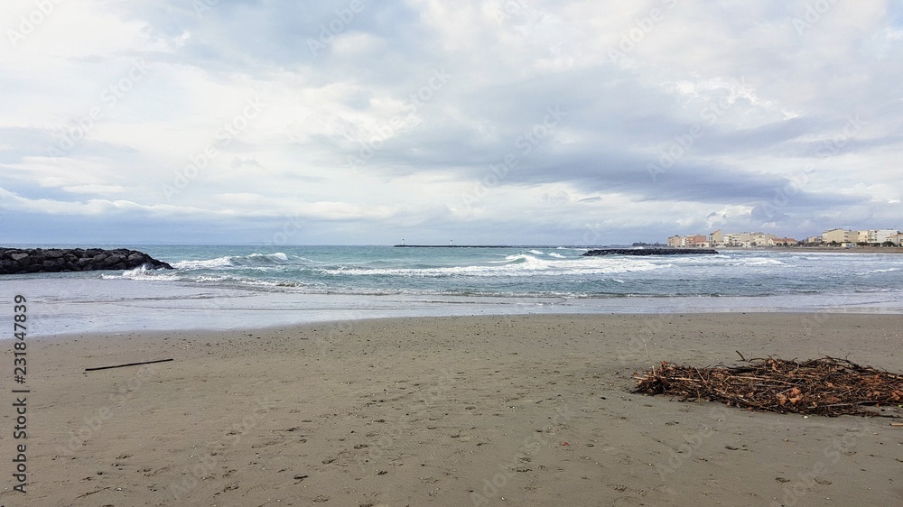 plage au grau d'agde 34300 france vers midi vague