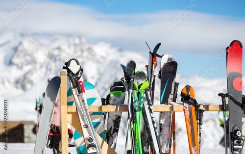 Foto Photo of multi-colored skis in snow at winter resort in afternoon