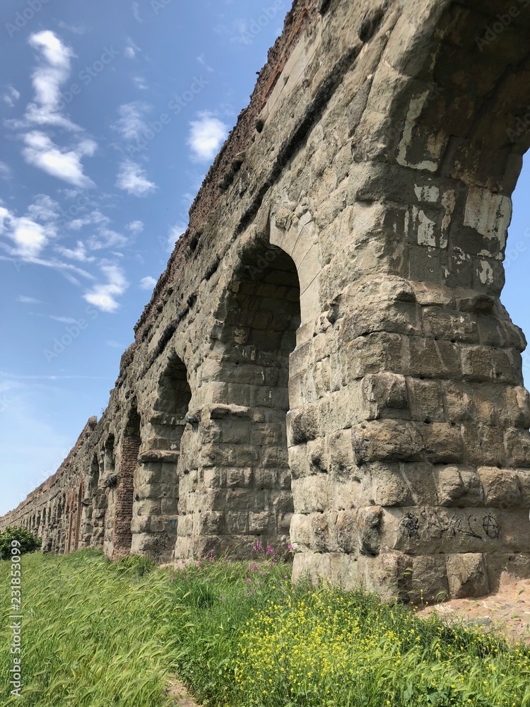 Stupendo acquedotto romano, Parco degli Acquedotti, Roma, Italia