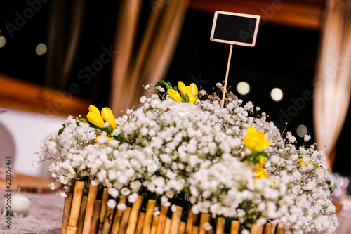 Centro tavola di fiori Gypsophila e margherite gialle