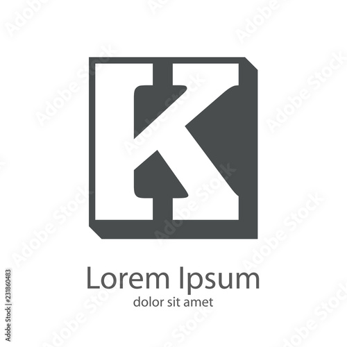 Logotipo con letra K en espacio negativo sobre fondo cuadrado tridimensional en color gris