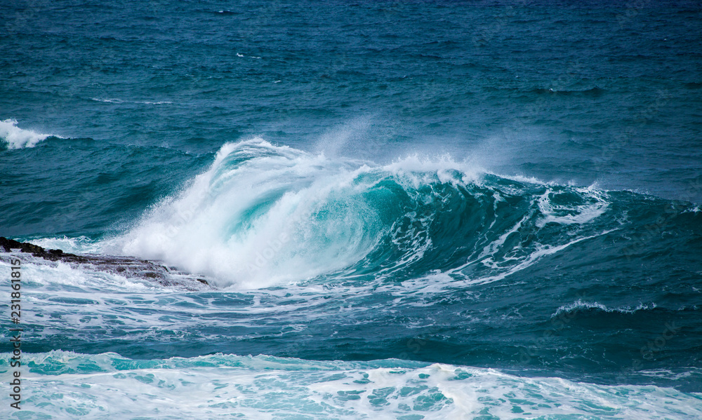 ocean waves breaking