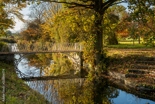 Fototapeta Naklejka Na Ścianę i Meble -  Ornamental bridge at Spetchley gardens