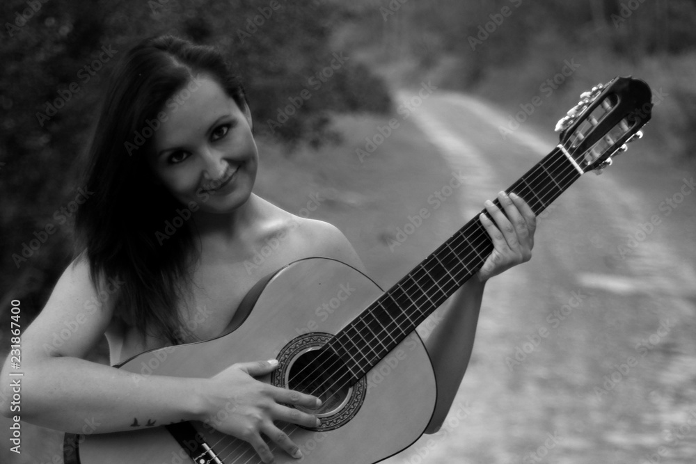 mujer desnuda con guitarra en un camino en blanco y negro Stock Photo |  Adobe Stock