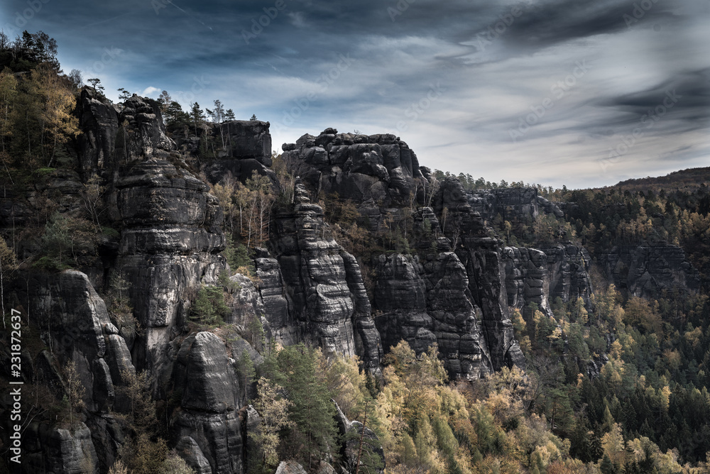Aussicht von einem Aussichtspunkt im der Elbsandstein, Sächsische Schweiz, an einem sonnigen Herbsttag. Sandstein Felsen.