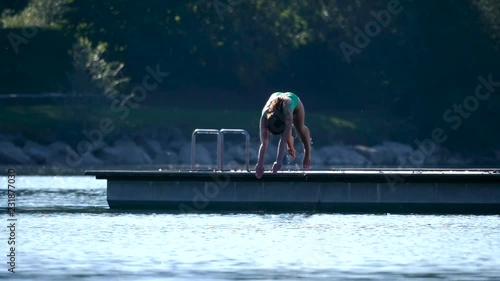 Sprung ins Wasser in Zeitlupe