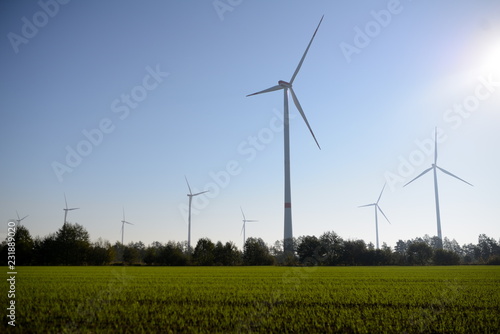 Windkraft Bardowick, Bürgerwindpark im Landkreis Lüneburg, Erneuerbare Energien, Energiewende in der Landschaft, freies Textfeld, Freifläche und freier Platz für Text 
