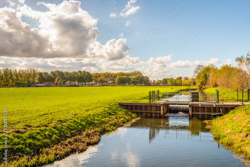 Water management with a flowing weir in a stream