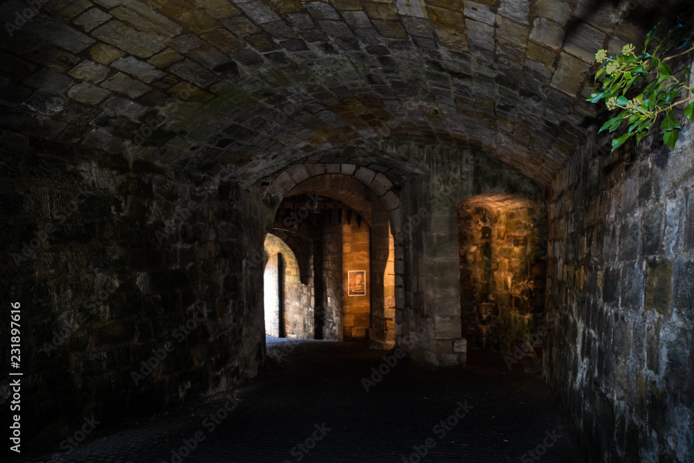 Túnel iluminado bajo la fortaleza de Coburg en Baviera, Alemania