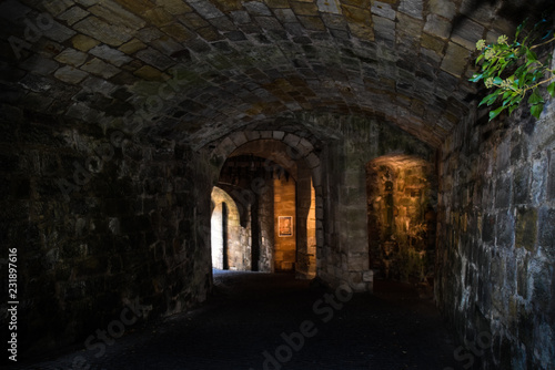Túnel iluminado bajo la fortaleza de Coburg en Baviera, Alemania © AnaSofia