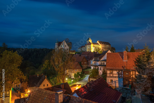 Φωτογραφία Scenic night scape of Hohnstein town with Hohnstein castle and neat timber frami