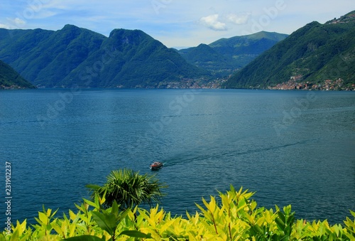 Panorama Lago di Como con barca in movimento