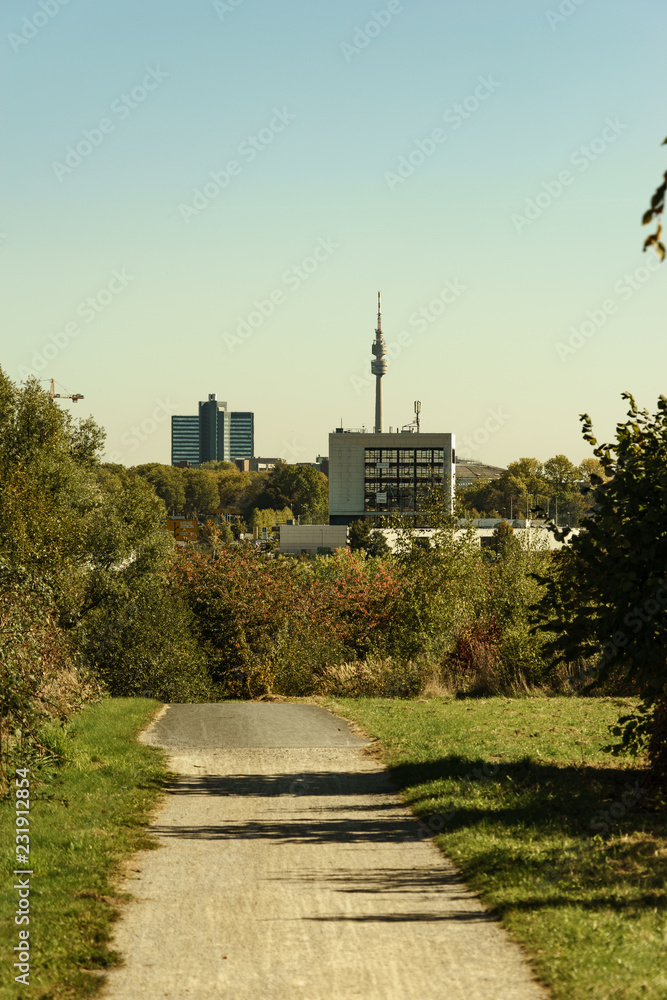 Blick vom Radweg entlang der Autobahn auf Dortmund Richtung Osten, hoch