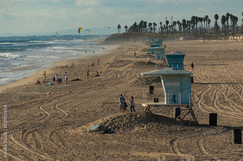 Fototapeta premium Rząd wież ratownika na plaży Huntington w południowej Kalifornii, wieczorne światło słoneczne